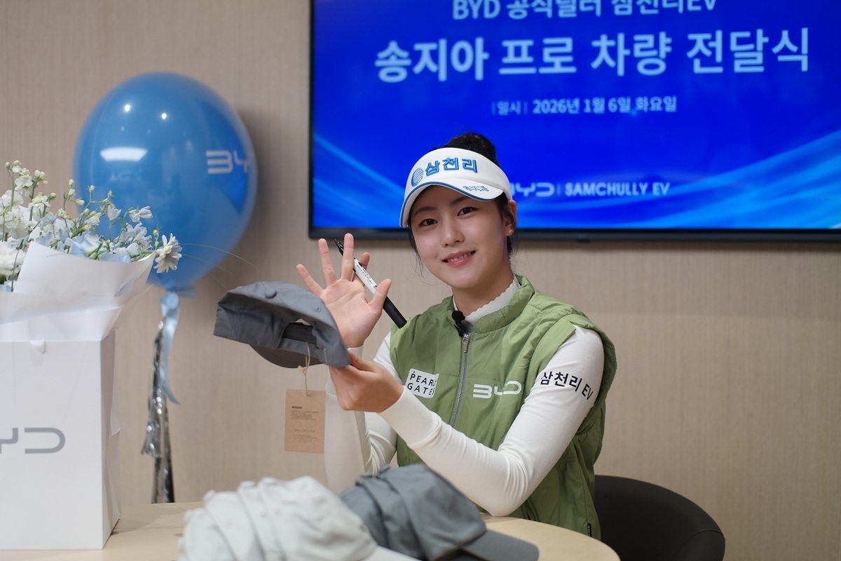 고객 이벤트를 위해 볼캡에 사인하고 있는 송지아 프로.jpg