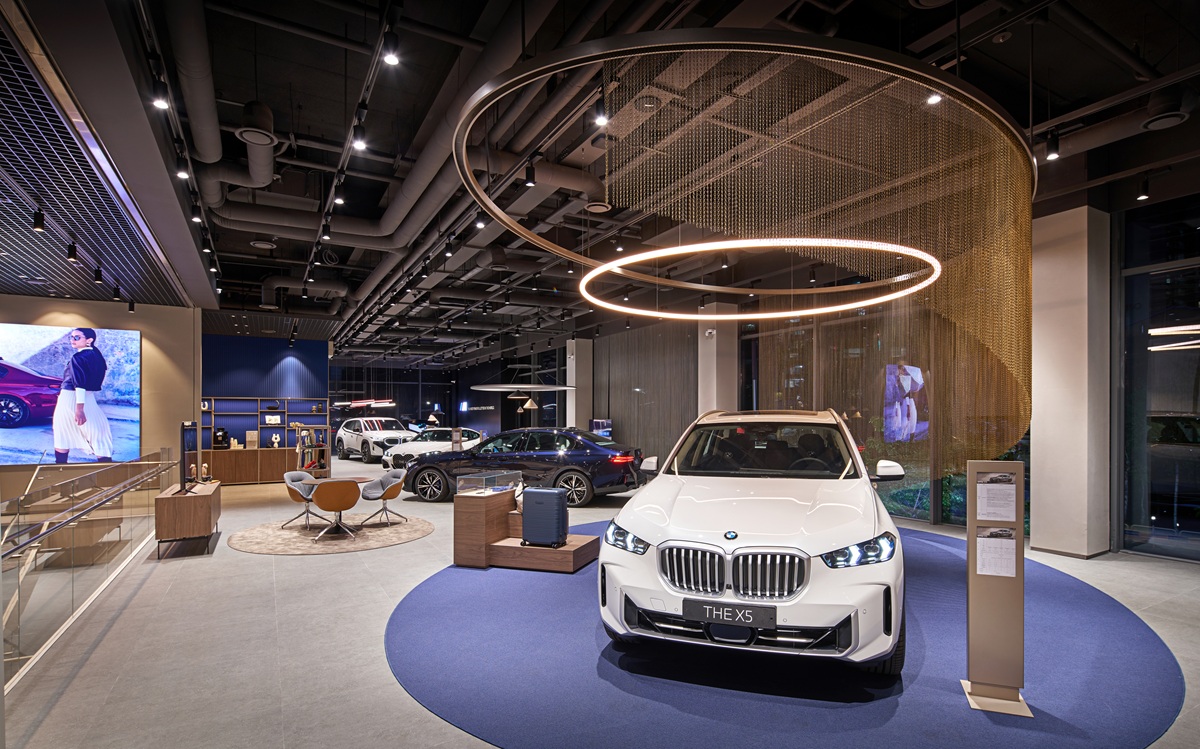BMW 경험을 제공하는 삼천리 모터스 동탄 전시장 내경.jpg
